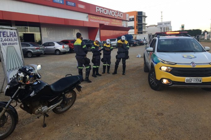 Prefeitura faz fiscalização contra transporte irregular de passageiros e apreende duas motos