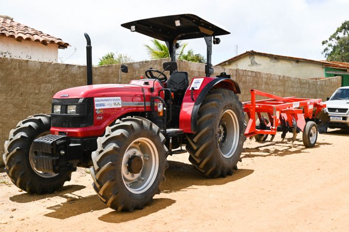 Secretaria Municipal de Desenvolvimento Rural entrega trator agrícola à comunidade do distrito de Veredinha