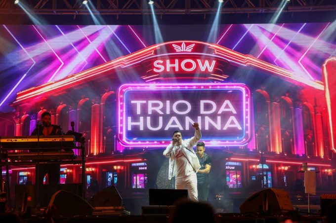 Com show marcado pela irreverência, Trio da Huanna anima Arraiá da Conquista