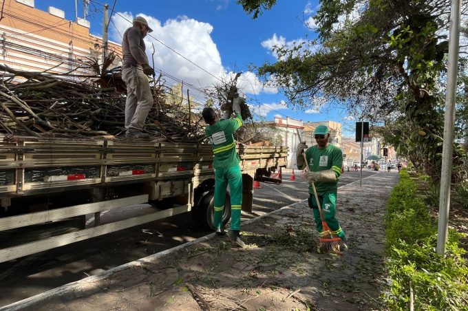 Secretaria de Meio Ambiente dá início aos serviços de manutenção da Praça Tancredo Neves para o Natal Conquista de Luz