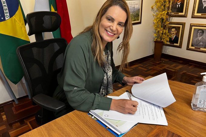 Prefeita Sheila Lemos manda para aprovação dos vereadores projeto de lei que dá folga no dia do aniversário do servidor