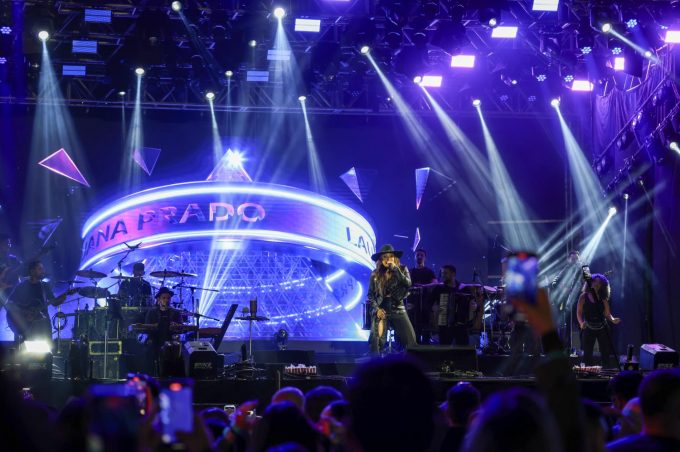 Pela primeira vez em Conquista, Lauana Prado anima público com show personalizado para o São João