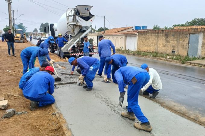 Prefeitura segue com concretagem de calçadas acessíveis na Avenida Perimetral no bairro Cidade Modelo