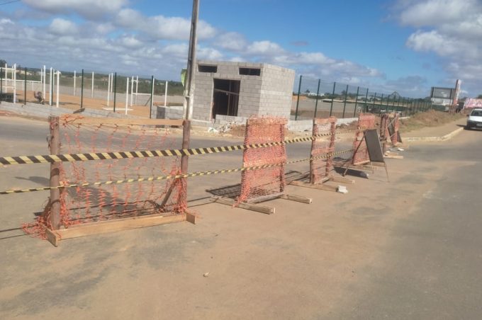 Prefeitura bloqueia acesso à Lagoa das Bateias pela Avenida Brumado para início da recuperação do canal de drenagem