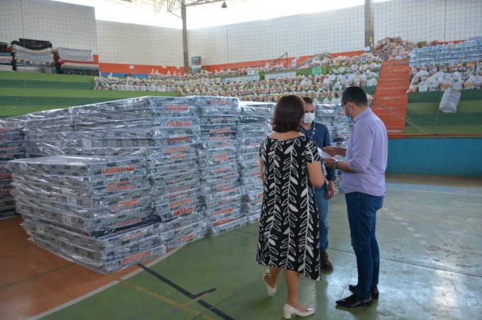 Prefeitura recebe doação humanitária de colchões e proteínas entregues pelo Sesi