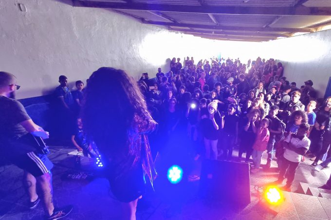 Escola Municipal Profa. Ridalva Correa de Melo Figueiredo recebe shows em alusão ao Dia Mundial do Rock