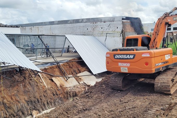 Prefeitura limpa canal após desabamento de imóvel comercial na Avenida Yolando Fonseca e vai apurar responsabilidades