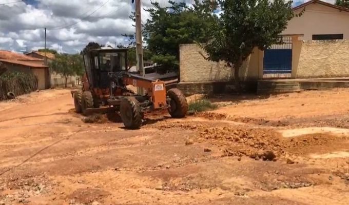 Prefeitura faz patrolamento para calçamento de ruas do povoado da Roseira