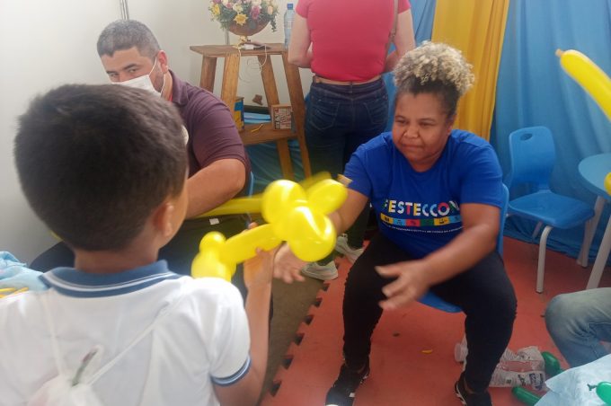 Projeto Educarte no estande da Smed oferece arte em bexigas e pintura facial para crianças