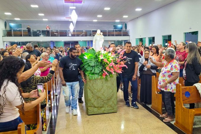 Prefeita prestigia missa de abertura do novenário à Nossa Senhora Rainha da Paz