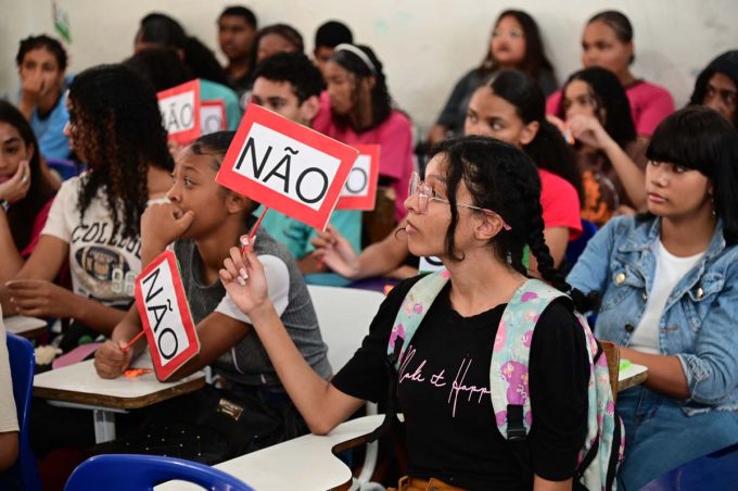 Estudantes de escolas municipais participam de bate-papo sobre combate à violência de gênero