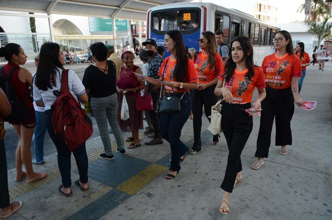 Secretaria de Políticas para Mulheres promove ação de conscientização na Estação de Transbordo Herzem Gusmão