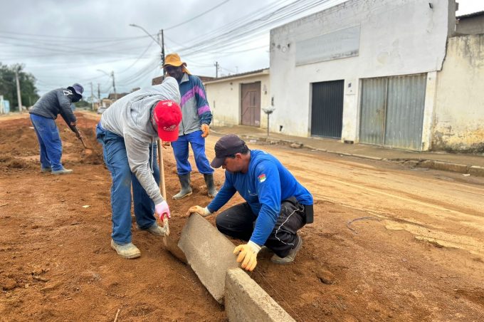 Emurc segue com obra no canteiro central da Avenida Francisco Sabino 
