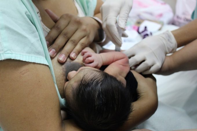 Amamentação é indicada para reduzir dor e estresse em crianças durante a vacinação