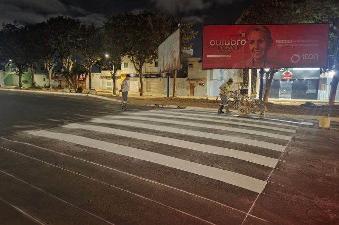 Avenida Brumado recebe reforço na sinalização vertical com pintura de faixas de pedestres em trecho recapeado