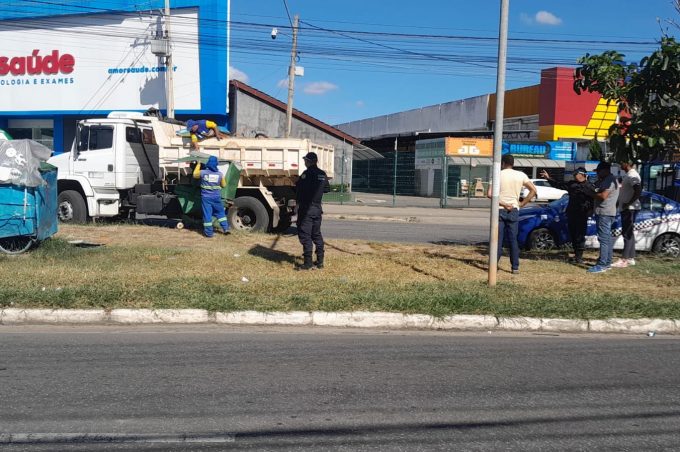Guarda Municipal e Sesep realizam retirada preventiva de barraco vazio na Avenida Bartolomeu de Gusmão
