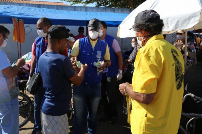 Prefeitura distribui máscaras e realiza ação educativa na Feira do Rolo