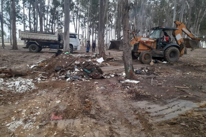 Secretaria de Serviços Públicos retira entulho descartado no Bosque da Paquera