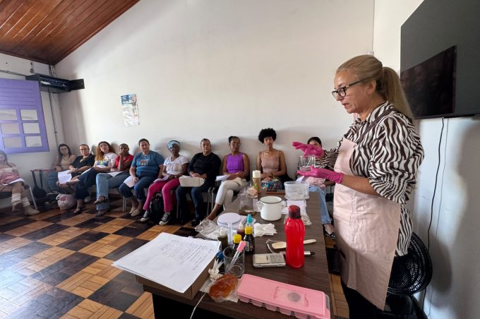 Curso de velas aromáticas terapêuticas fortalece empreendedorismo e autonomia de mulheres em Vitória da Conquista