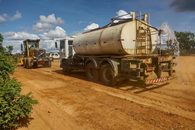 Prefeitura executa continuamente serviços de manutenção das estradas vicinais e acessos aos povoados