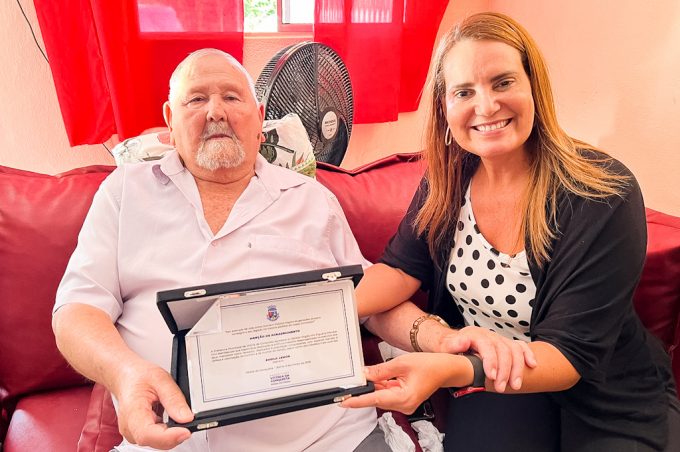 Prefeita visita e entrega placa de agradecimento ao ex-vereador Vivi Mendes