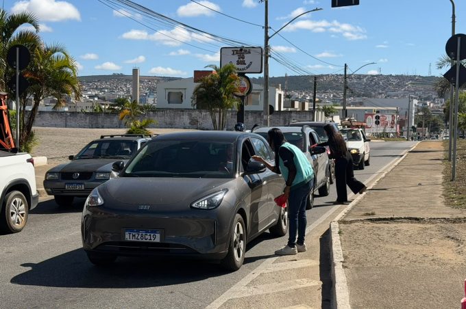 Ação conjunta do Cerest e Simtrans orienta condutores sobre prevenção de acidentes de trabalho no trânsito