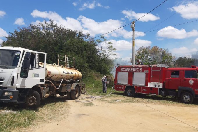 Corpo de Bombeiros e Prefeitura controlam incêndio no Parque Ambiental do Rio Verruga