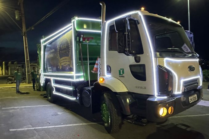 Com caminhão de coleta iluminado, Prefeitura e Torre Empreendimentos levam espírito natalino aos bairros de Conquista