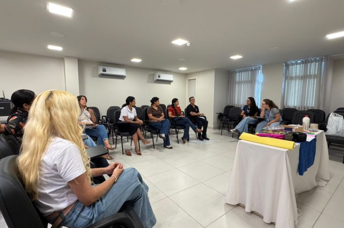 Servidores municipais participam de arteterapia voltada ao bem-estar