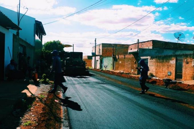 Agora foi a vez dos moradores da Urbis VI comemorarem a chegada do asfalto