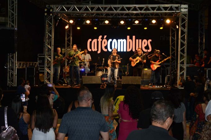 Shows de Papalo Monteiro e Café com Blues abrem Natal Conquista de Luz na Nove de Novembro e encantam o público