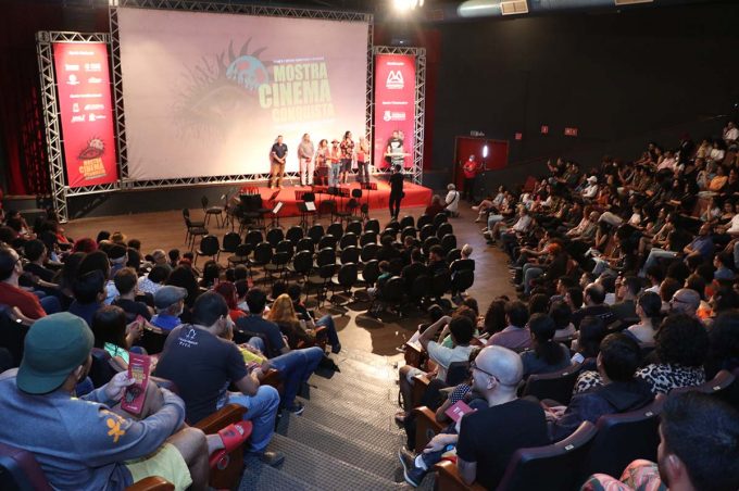 Público lota Centro de Cultura na abertura da 15ª Mostra de Cinema Conquista, patrocinada pela Prefeitura