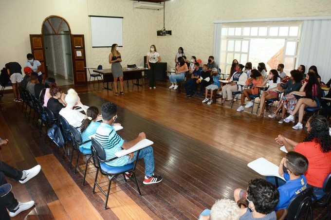 Adolescentes participam de conversa sobre sexualidade em abertura da Semana de Prevenção da Gravidez