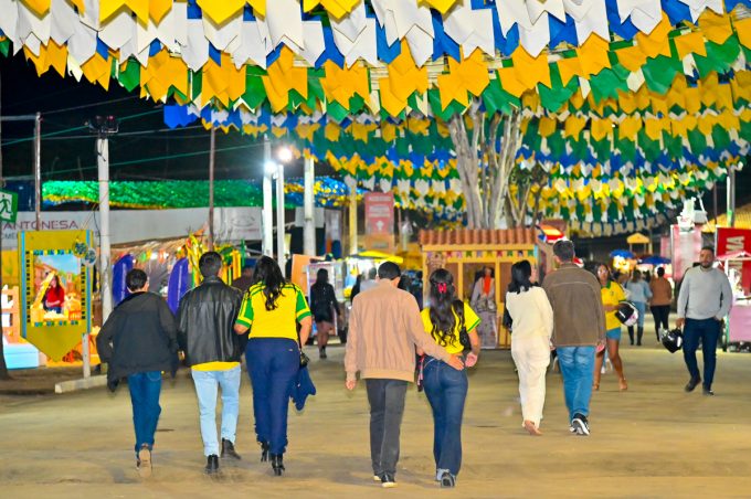 Arraiá da Conquista 2026. População chega cedo para acompanhar última noite de festa no Parque de Exposições