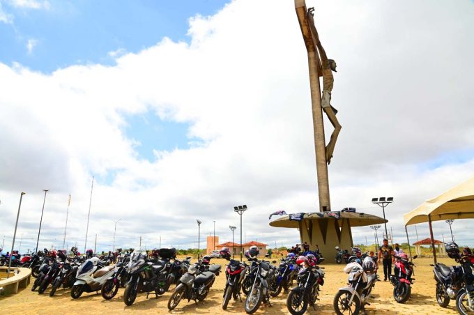 Acelera Divas reúne motociclistas no Cristo de Mário Cravo com apoio da Prefeitura