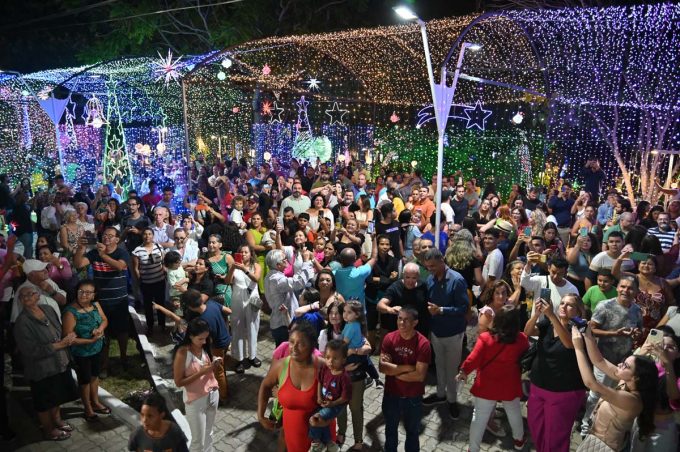 Natal Conquista de Luz: luzes são acesas na Praça Tancredo Neves e encantam público de todas as idades
