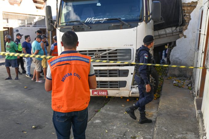 Defesa Civil, Simtrans e Guarda Municipal atuam em acidente com carreta no bairro Alto Maron