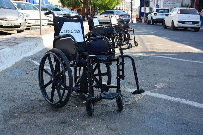 Com cadeiras de rodas no lugar dos carros, Semob alerta sobre o uso indevido das vagas para pessoas com deficiência