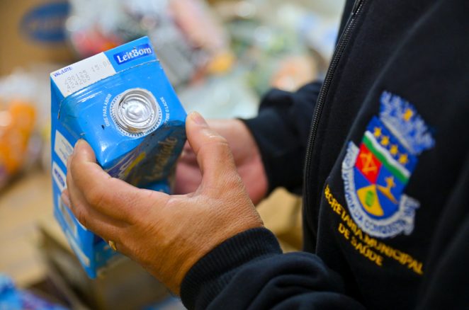 Vigilância Sanitária apreende 1.800 quilos de alimentos vencidos em supermercado de Vitória da Conquista