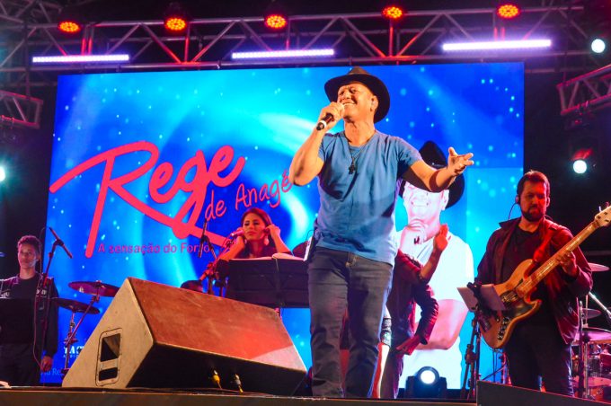 Começa show de Rege de Anagé na segunda noite de Arraiá da Conquista