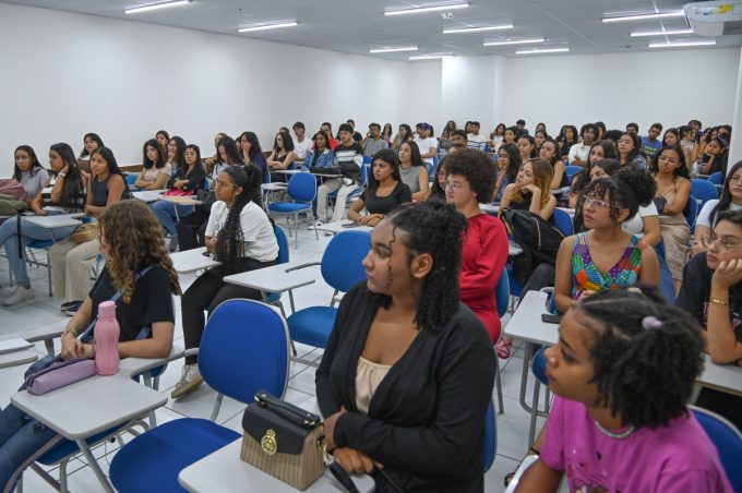 Projeto Conquistar: curso preparatório para estudantes da rede pública que vão fazer o Enem teve início neste sábado
