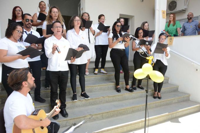 Apresentação de canto coral dos servidores encerra ações do Setembro Amarelo