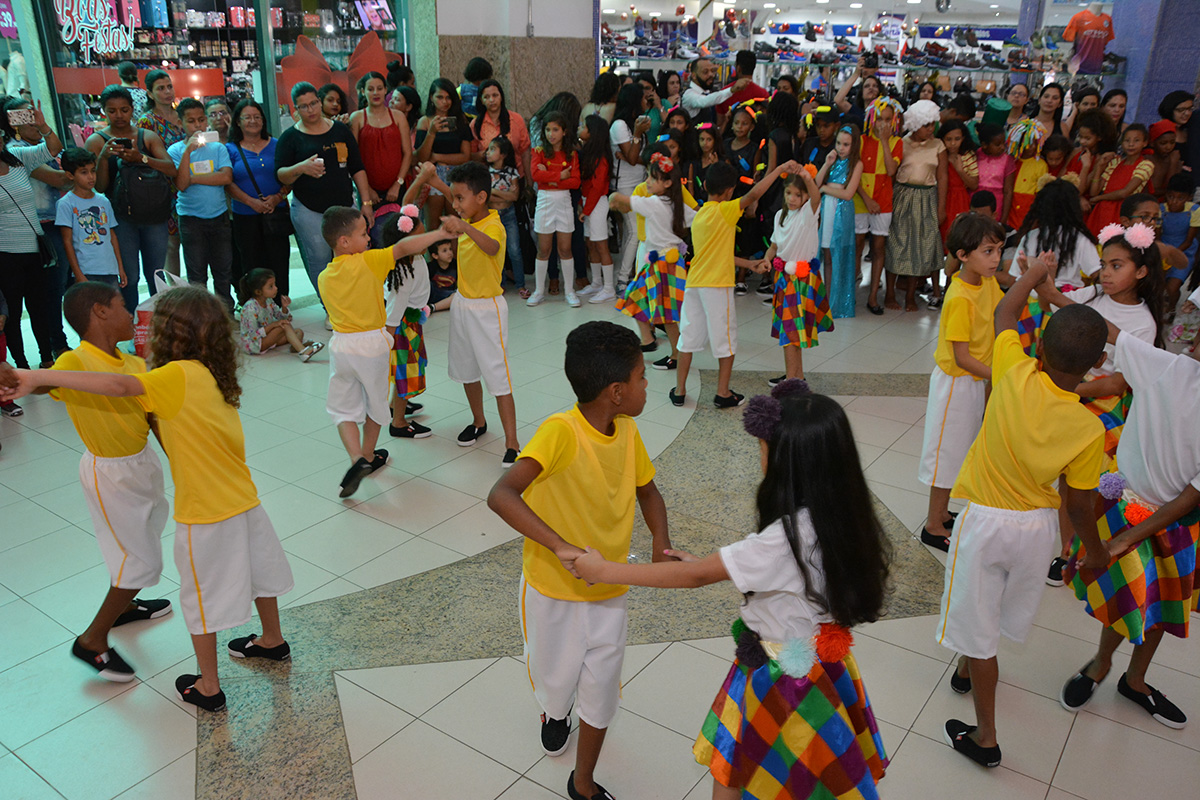Alunos de escola municipal apresentam espetáculo de dança em shopping