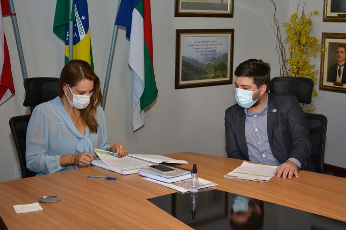 Prefeita recebe nova edição da Carta de Serviços ao Usuário