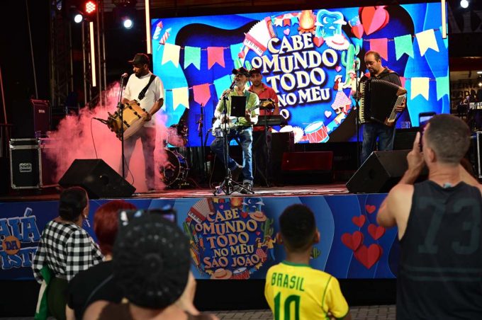 Arraiá da Conquista: São João na Praça Nove de Novembro reúne tradição, música e alegria em mais uma noite de festa