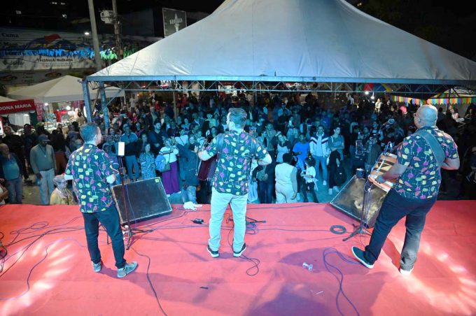 Arraiá da Conquista: praça lotada e muito arrasta-pé marcam abertura dos festejos na Praça Nove de Novembro