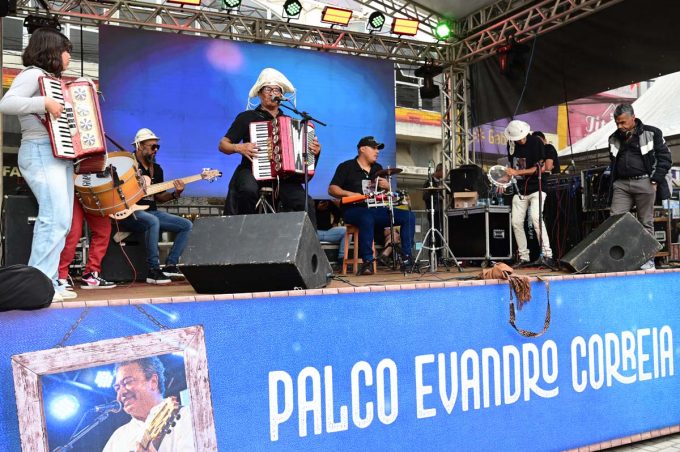 Arraiá da Conquista: artistas apresentam forró pé-de-serra no palco Evandro Correia na Praça Nove de Novembro