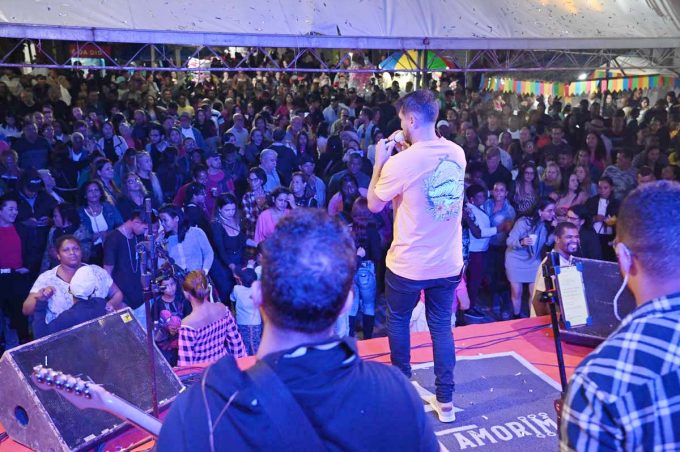 Arraiá da Conquista deixa praça cheia e público animado nesta quinta-feira
