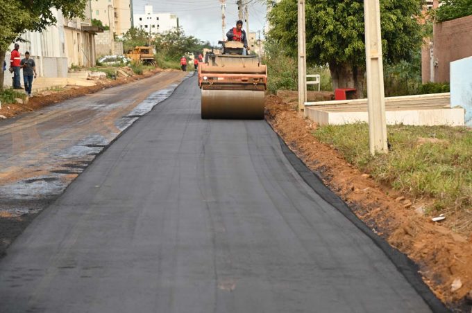 Acelera Conquista: Rua Professora Heleusa Câmara recebeu pavimentação asfáltica nesta quinta-feira
