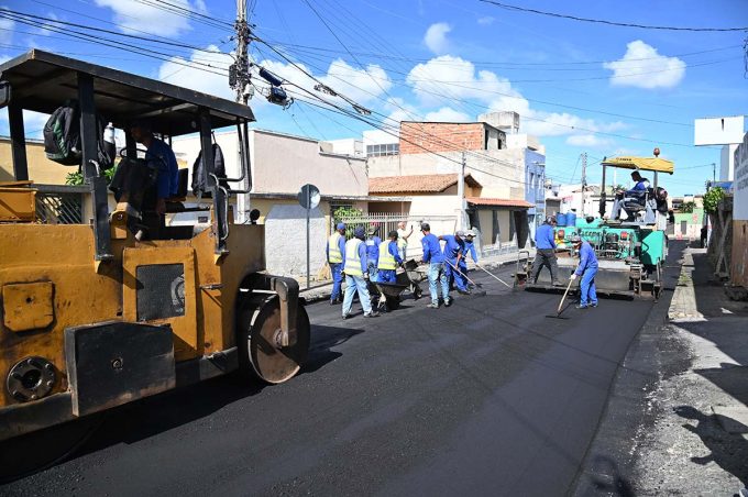 Prefeitura vistoria obras de recapeamento asfáltico em ruas do São Vicente